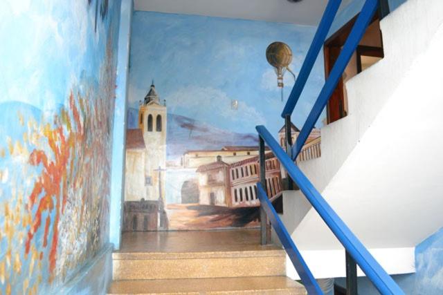 Pension The Quito Guest House With Yellow Balconies For Travellers