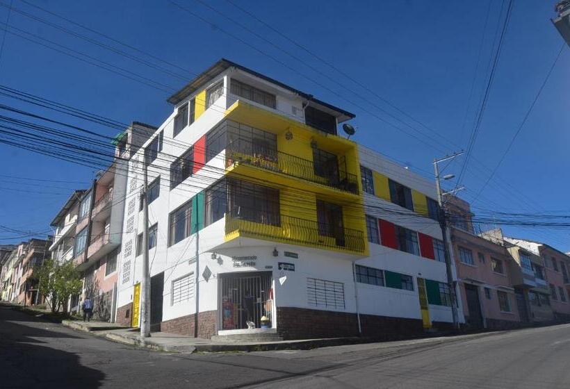 Pension The Quito Guest House With Yellow Balconies For Travellers