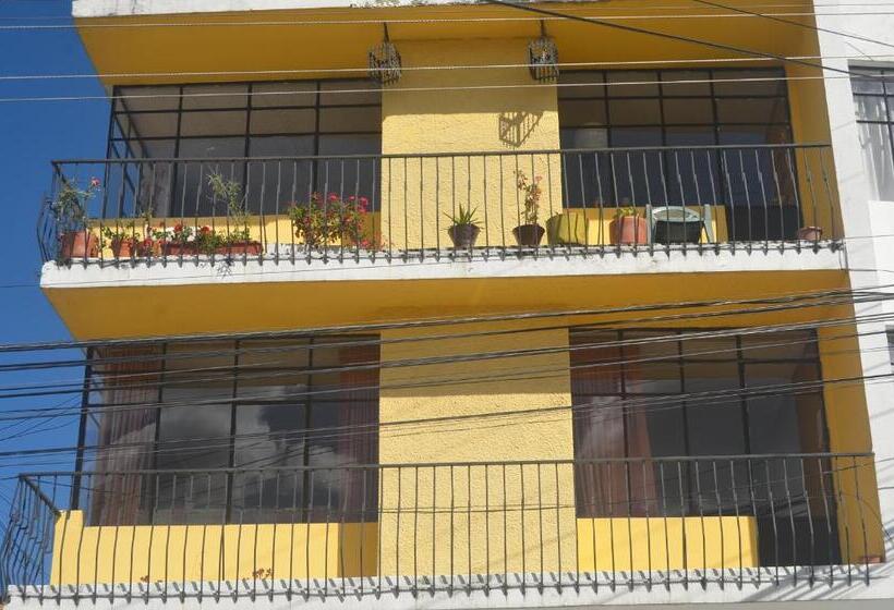 Pension The Quito Guest House With Yellow Balconies For Travellers