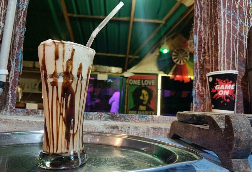 تختخواب و صبحانه Nomadic Dalhousie   Camping & The Adventure Café