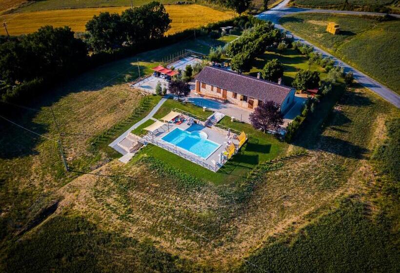 هتل Agriturismo Il Falco