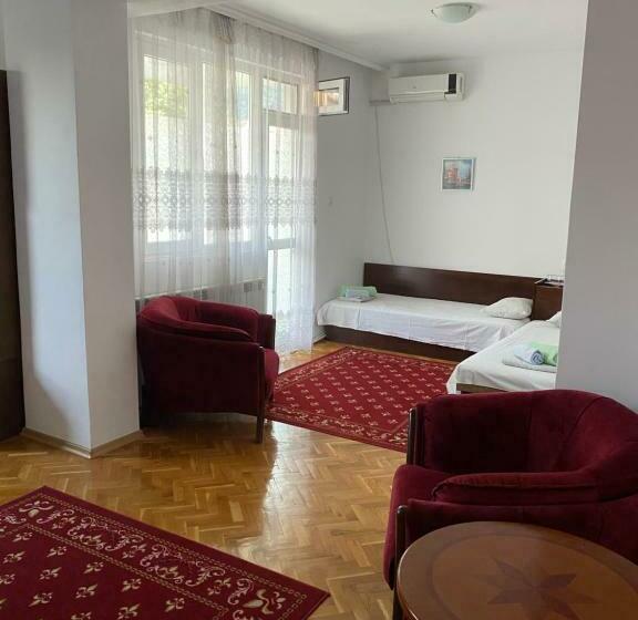 بنسيون Family Hotel May