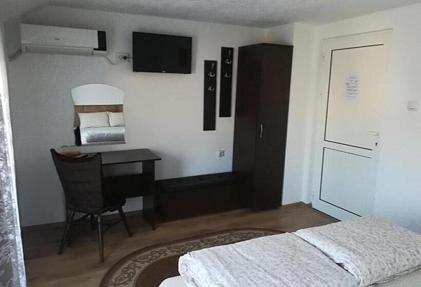 بنسيون Family Hotel May