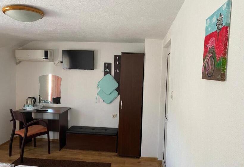 بنسيون Family Hotel May