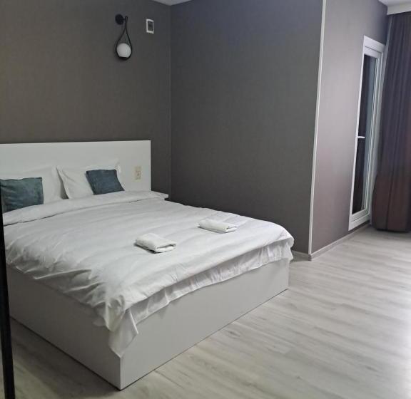 پانسیون Ira & Vaso S Guest House Borjomipark