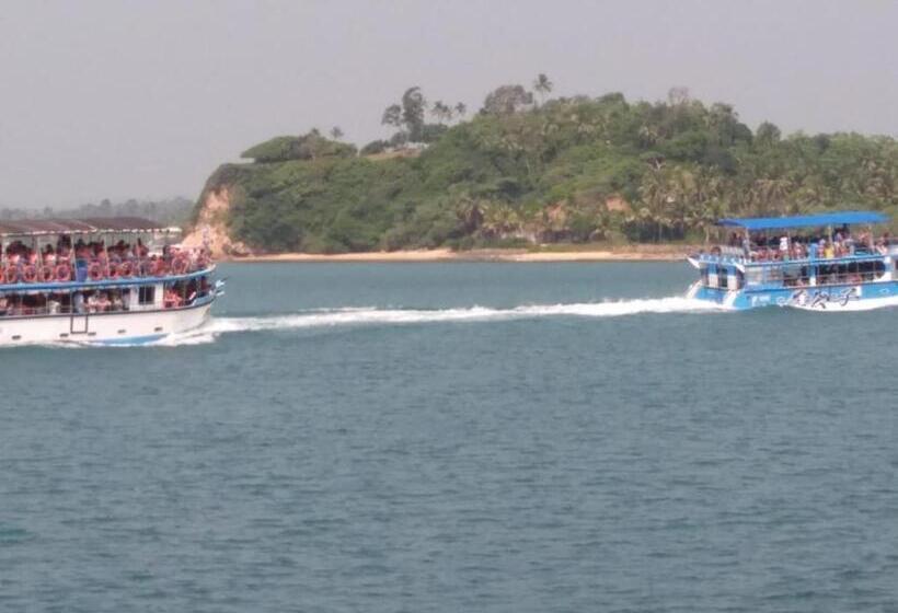 بنسيون Midigama Villa Resort