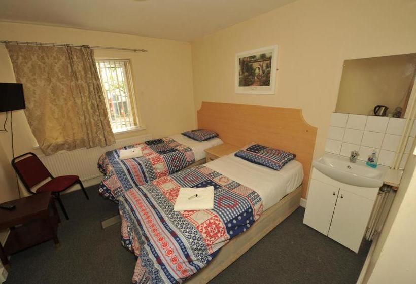 בית מלון כפרי Acton Town