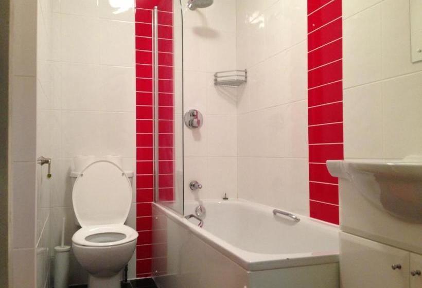 בית מלון כפרי Acton Town