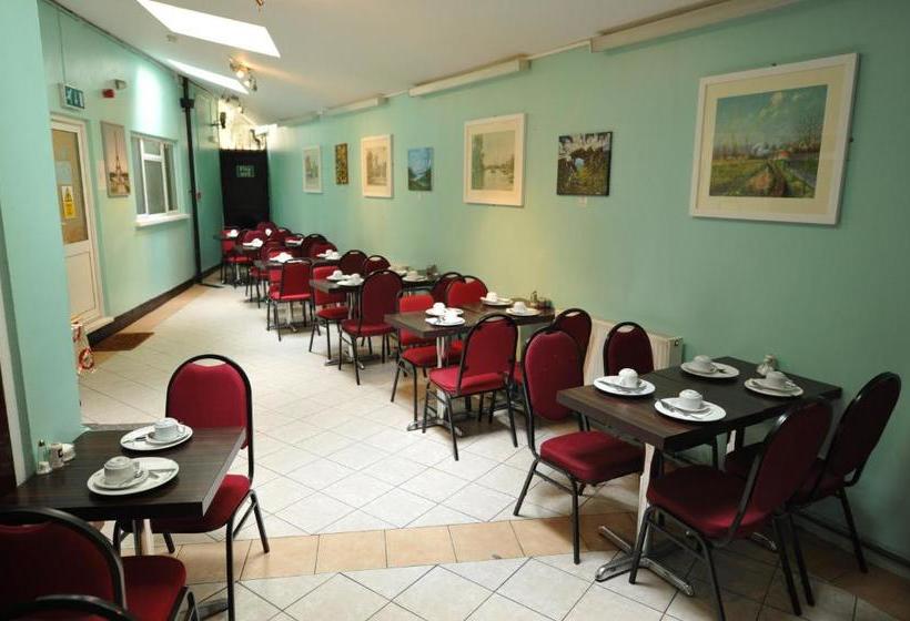 בית מלון כפרי Acton Town