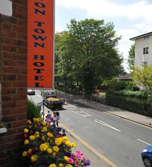 בית מלון כפרי Acton Town