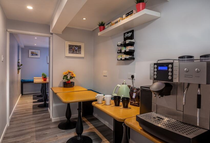 בית מלון כפרי Clifden House By Nina