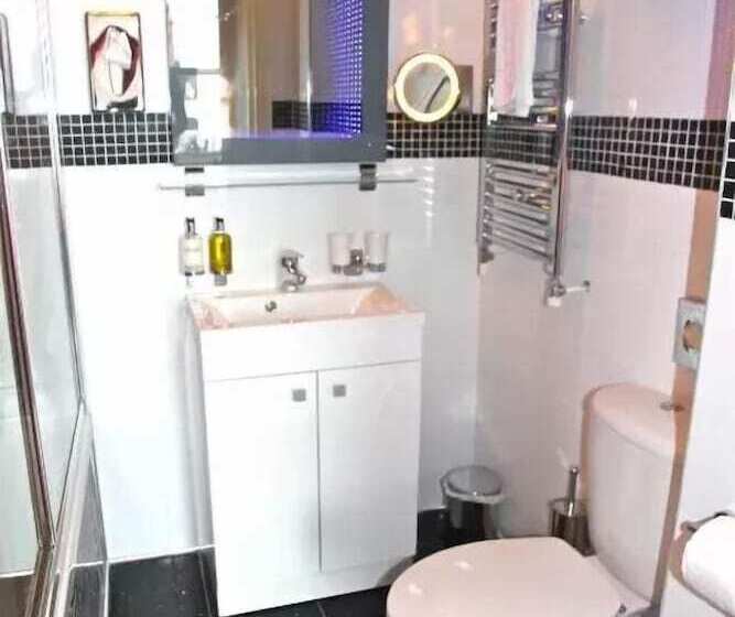 בית מלון כפרי Crompton Guest House