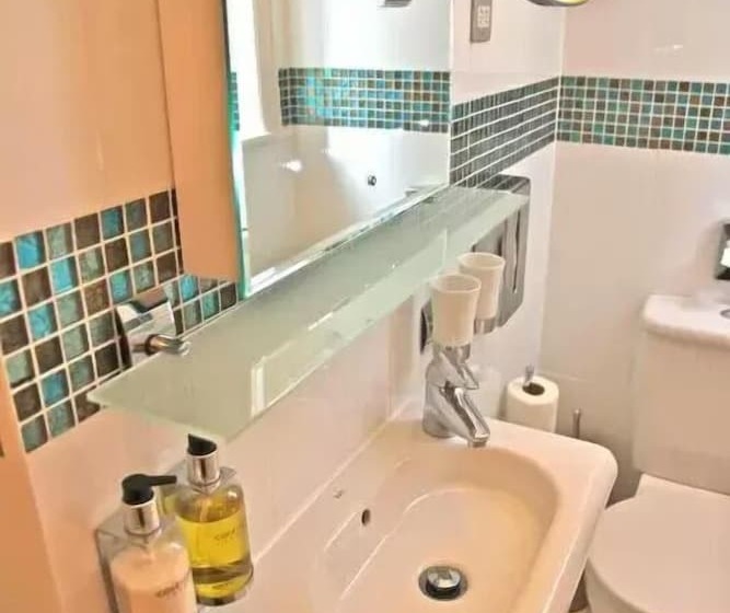 בית מלון כפרי Crompton Guest House