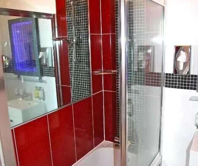 בית מלון כפרי Crompton Guest House