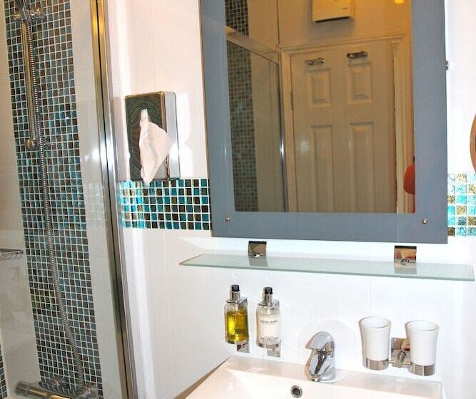 בית מלון כפרי Crompton Guest House