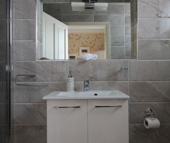 هتل Donnybrook Hall