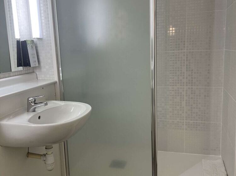 Отель Kyriad Direct Montpellier Saint Jean De Védas   La Peyrière