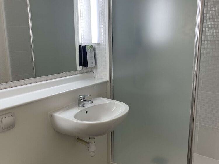 Отель Kyriad Direct Montpellier Saint Jean De Védas   La Peyrière