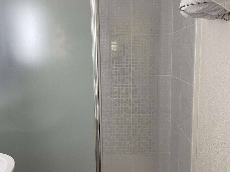 Отель Kyriad Direct Montpellier Saint Jean De Védas   La Peyrière