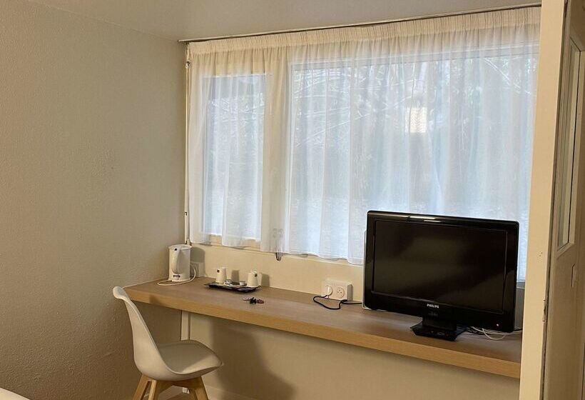 Отель Kyriad Direct Montpellier Saint Jean De Védas   La Peyrière