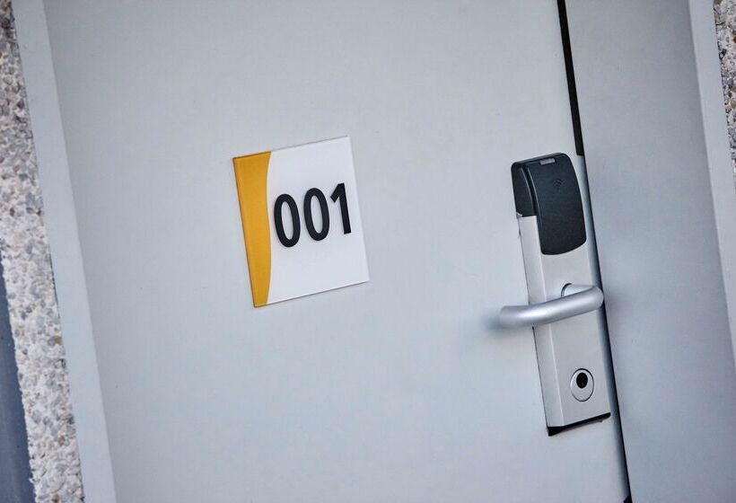 Отель Premiere Classe Avignon Parc Des Expositions