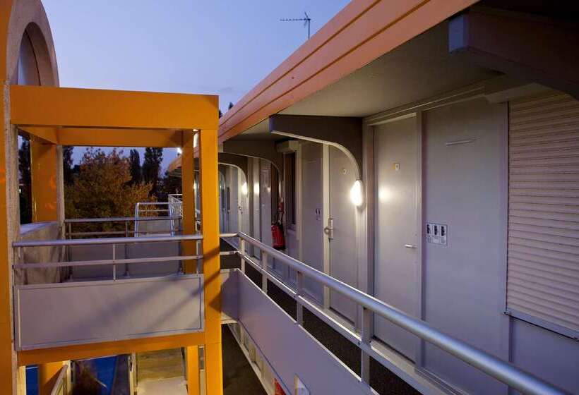 Отель Premiere Classe Versailles  Saint Cyr L Ecole