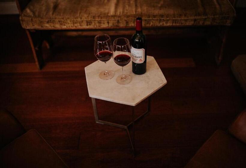 هتل The Lake Isle Restaurant With Rooms