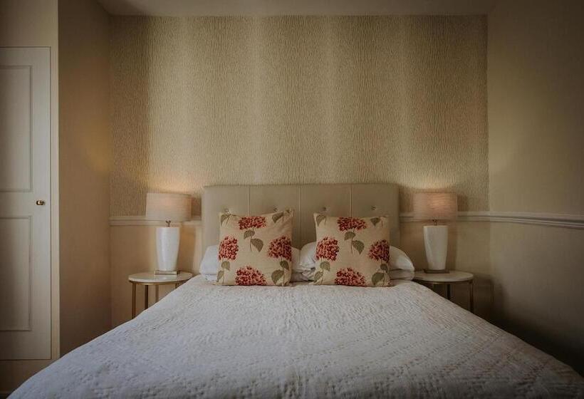 호텔 The Lake Isle Restaurant With Rooms