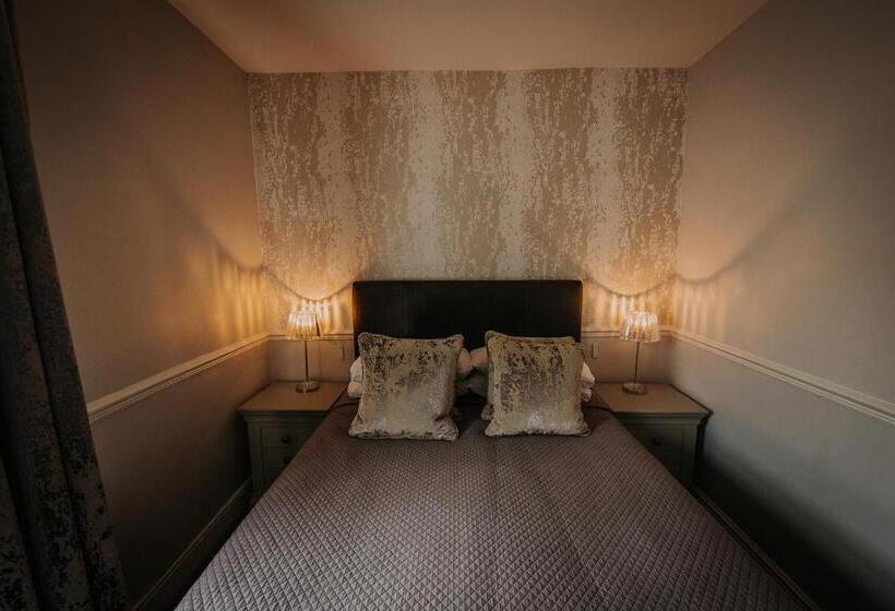 호텔 The Lake Isle Restaurant With Rooms