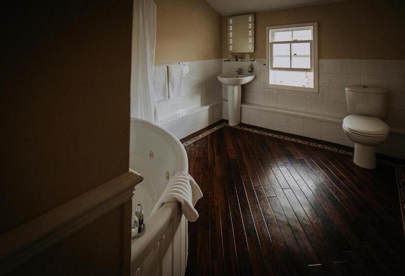 هتل The Lake Isle Restaurant With Rooms