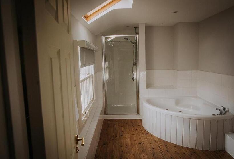 호텔 The Lake Isle Restaurant With Rooms