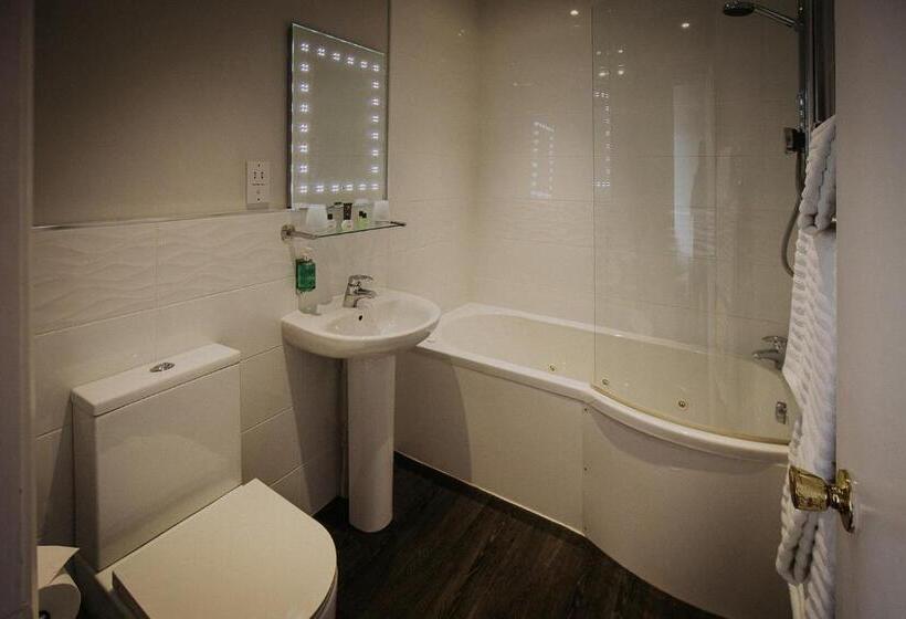 호텔 The Lake Isle Restaurant With Rooms