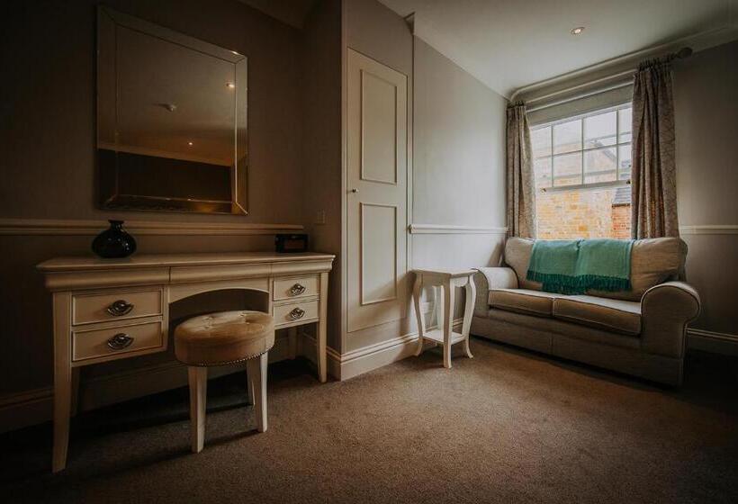 호텔 The Lake Isle Restaurant With Rooms