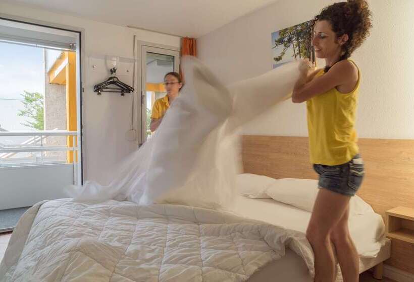 Отель Premiere Classe Saintes