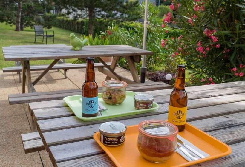 Отель Premiere Classe Saintes