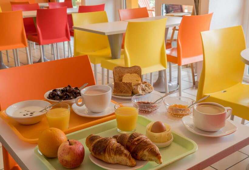 Отель Premiere Classe Saintes