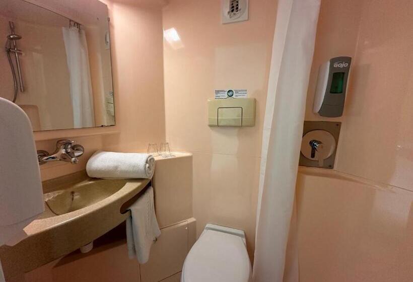 Отель Premiere Classe Saintes