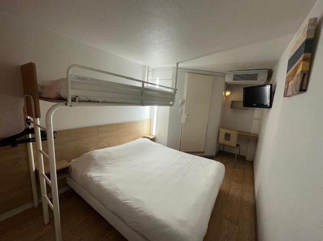 Отель Premiere Classe Saintes