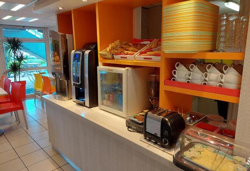 Отель Premiere Classe Saintes