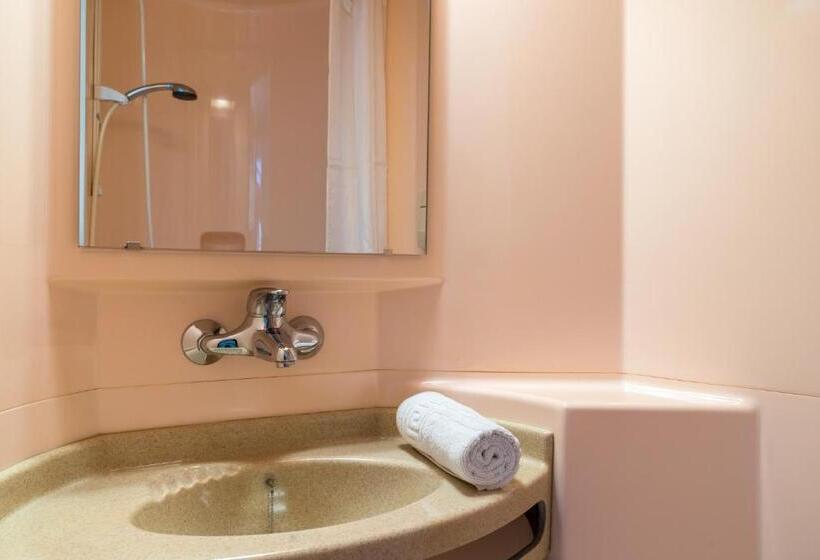 Отель Premiere Classe Saintes