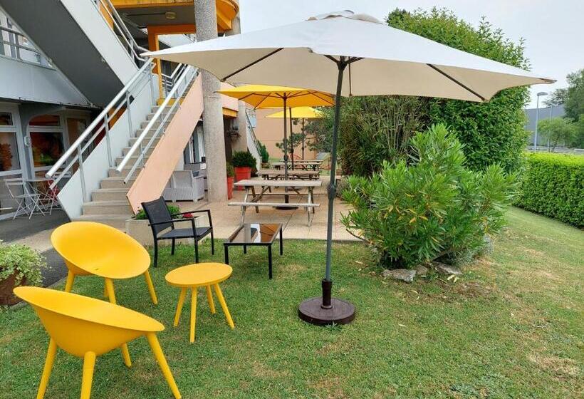 Отель Premiere Classe Saintes