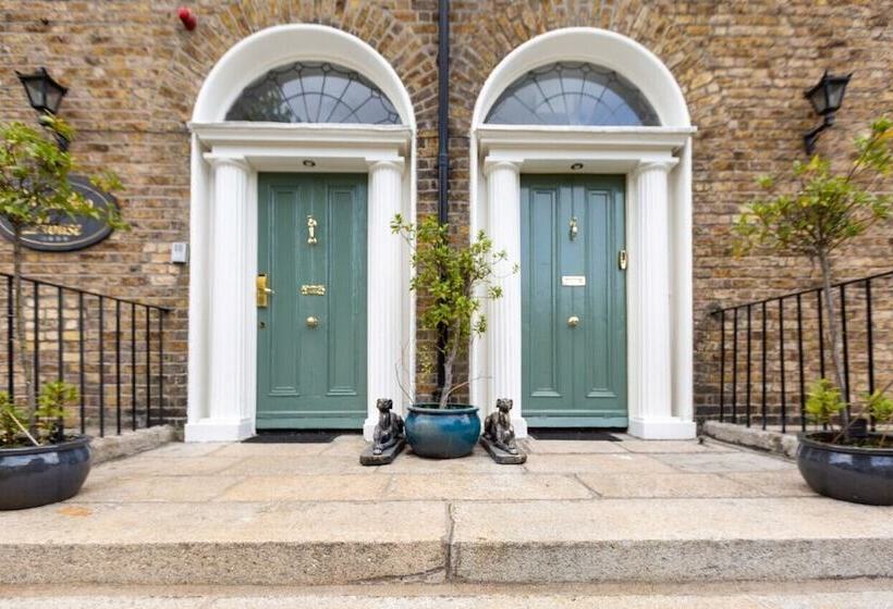 호텔 Waterloo Town House & Suites