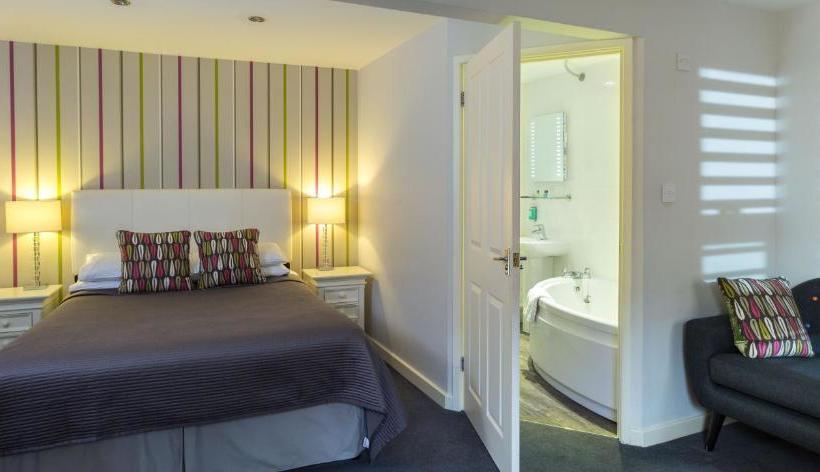 هتل The Lake Isle Restaurant With Rooms