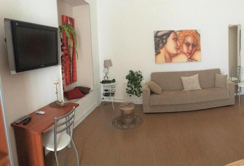 تختخواب و صبحانه Aria Di Casa