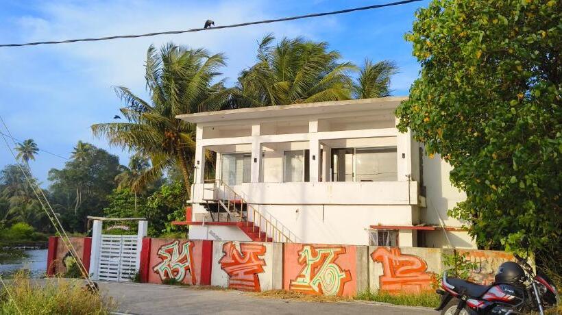 تختخواب و صبحانه Funky Art Beach House