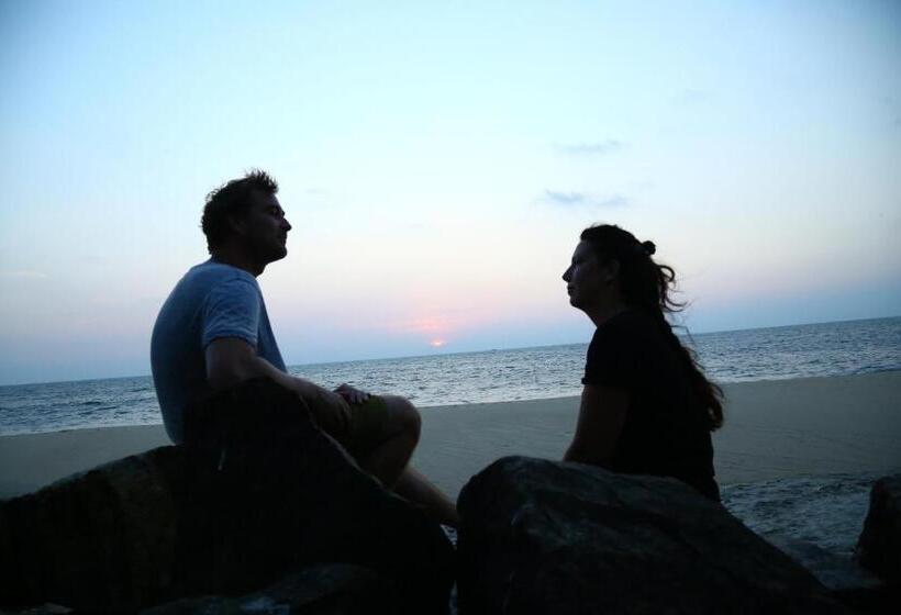 تختخواب و صبحانه Funky Art Beach House