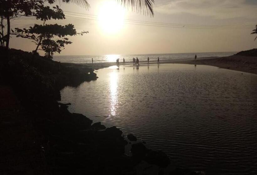 تختخواب و صبحانه Funky Art Beach House