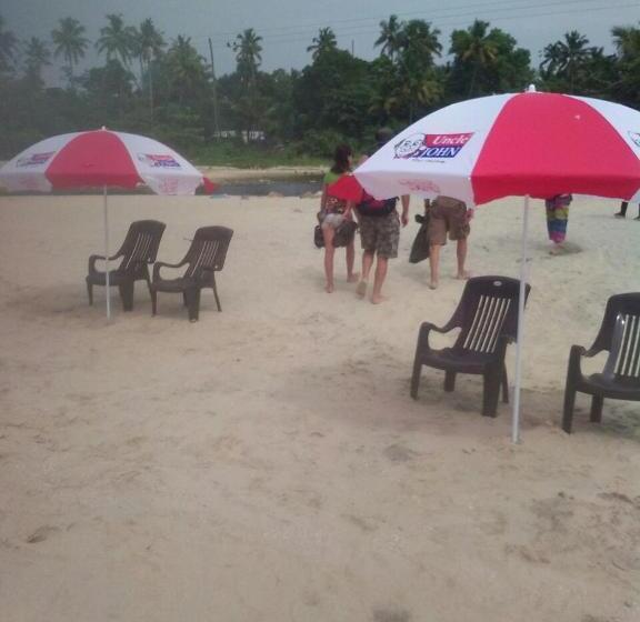 تختخواب و صبحانه Funky Art Beach House