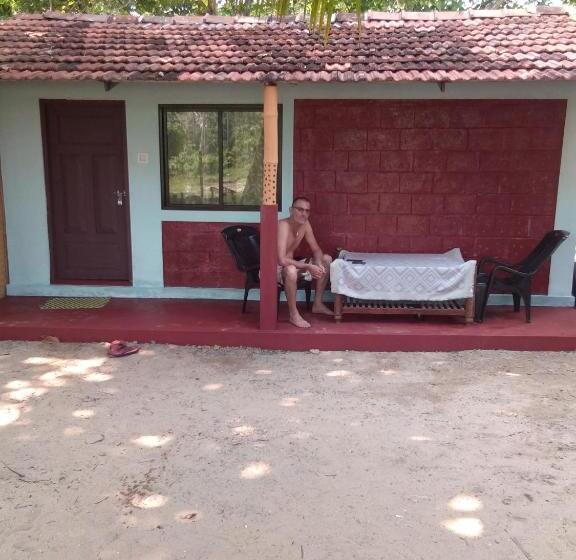 تختخواب و صبحانه Funky Art Beach House