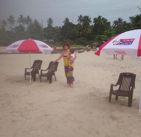 تختخواب و صبحانه Funky Art Beach House